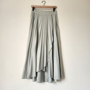 Elegant Pleated Maxi Skirt in Light Sage